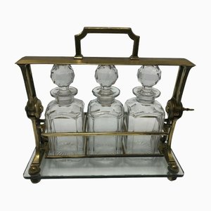 Caja de licor de bronce con decantadores de cristal, siglo XIX. Juego de 4