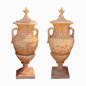 Urnas o jarrones estilo neoclásico en terracota. Juego de 2