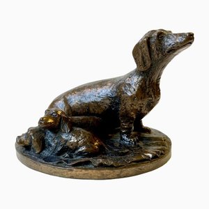 Perro salchicha victoriano antiguo de bronce con cachorros