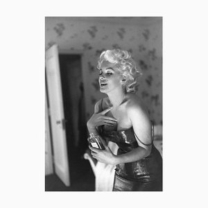 Ed Feingersh, Marilyn s'apprêtant à sortir, 1955, Photographie