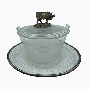 Copa de cristal con decoración griega y vaca de bronce