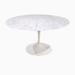 Tavolo rotondo in marmo di Carrara di Ero Saarinen per Knoll