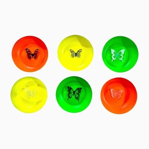 Sumit Mehndiratta, farfalle al neon, 2022, dischi in acciaio inossidabile, set di 6