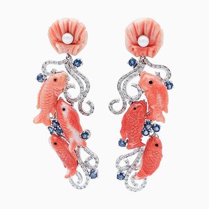 Aretes colgantes de coral y diamantes con zafiros azules, perlas y oro blanco de 14 kt. Juego de 2