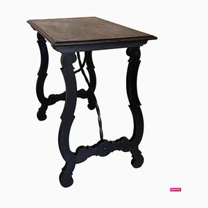 Table d'Appoint du 19ème Siècle en Noyer avec Pieds en Lyre Sculptés