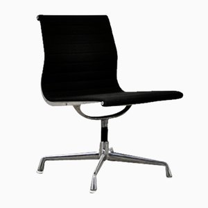 Silla de escritorio negra de Charles & Ray Eames para Herman Miller, años 60