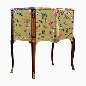 Comodino in stile gustaviano con motivo Christian Lacroix Gold Butterfly e ripiano in marmo naturale