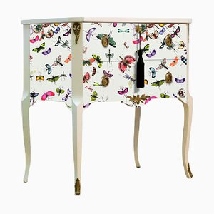 Table de Chevet Style Gustavien avec Motif Papillon Christian Lacroix et Plateau en Marbre Peint