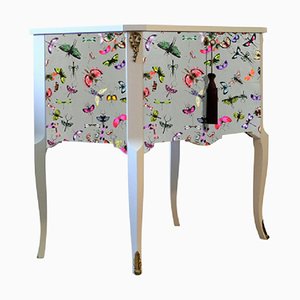 Comodino in stile gustaviano con farfalla Christian Lacroix e ripiano in marmo dipinto