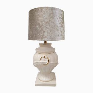 Lámpara de mesa vintage con base de cerámica crema clara con detalles dorados