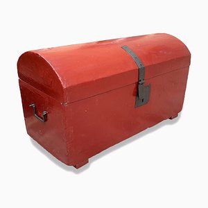 Antiker Koffer aus lackiertem Tannenholz mit Bombed Lattenrost und Originalbeschlägen