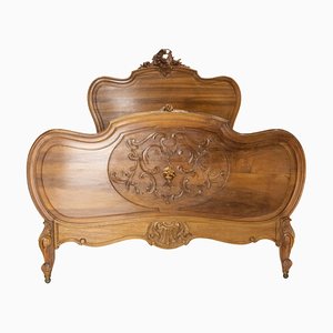 Antikes französisches Louis XV Bett aus Nussholz