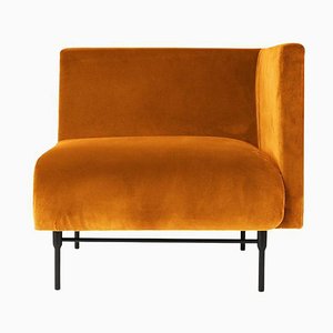 Poltrona a forma di seduta modulare color ambra di Warm Nordic