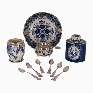 Jarrón Delftware azul y blanco, bandeja de té, bandeja de servicio y cucharas de plata, años 30. Juego de 11