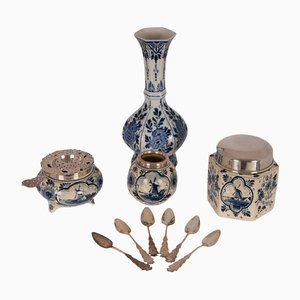 Jarrón Delftware azul y blanco, carrito de té y cucharas de plata. Juego de 11