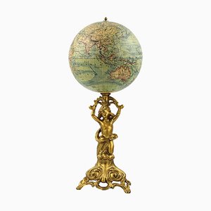 Globo terráqueo con patas de metal pintadas en dorado de Ludwig Julius Heymann, 1900