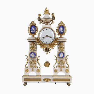 Reloj con adornos de madera de cuña