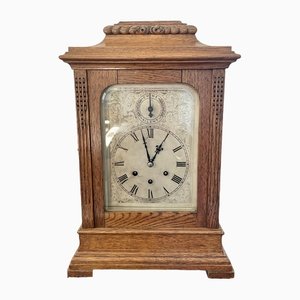 Große antike viktorianische Uhr aus geschnitzter Eiche