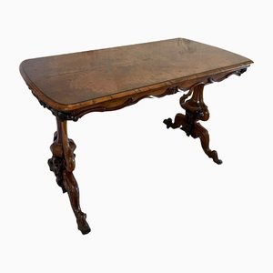 Mesa de centro victoriana antigua de madera nudosa de nogal