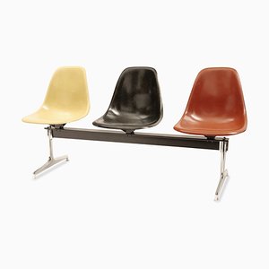 Panca a tre posti in fibra di vetro e metallo con tavolino di Charles & Ray Eames per Herman Miller