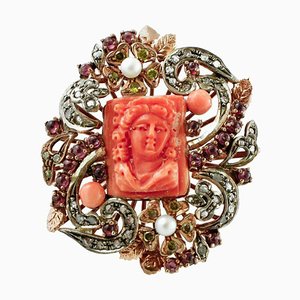 Anello in oro rosa e argento a 9 carati con diamanti, corallo inciso, perle e pietre