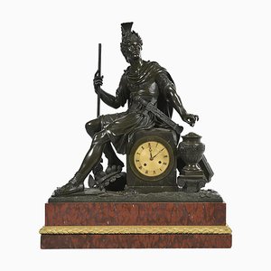 Reloj de repisa neoclásico de mármol y bronce