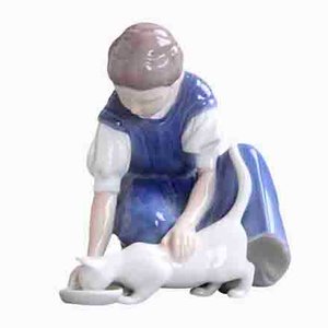 Girl with Cat modelo 1745 de Ingeborg Plockross Irminger para Bing & Gröndahl, Denmark