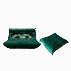 Juego de puf Togo de terciopelo verde y sofá de dos plazas de Michel Ducaroy para Ligne Roset