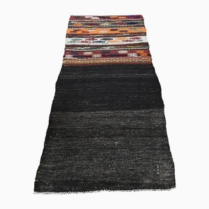 Alfombra de pasillo Kilim turca vintage de lana negra