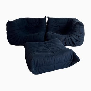 Sofás esquineros Togo azul marino y reposapiés de Ligne Roset