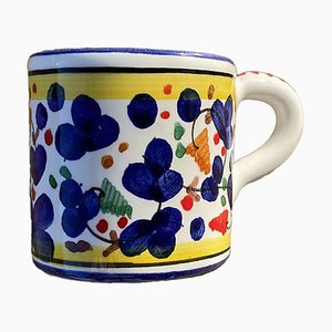 Taza de café con flores en azul marino de Popolo