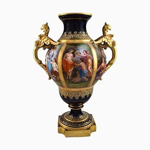 Vase Colossal en Porcelaine avec Motifs Classicistes