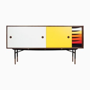 Hölzernes Sideboard in warmen Farben mit Ablage von Finn Juhl