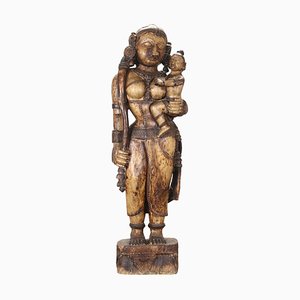 Statua raffigurante una divinità in legno intagliato, India
