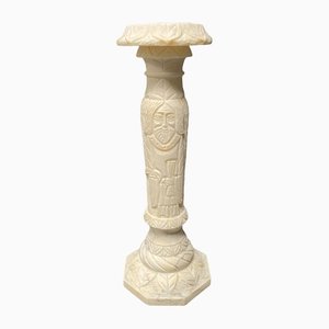 Columna religiosa de alabastro tallado