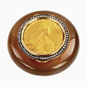 Early 20th Century Russian Snuffbox in Gold, Agate with Diamonds by Henrik Wigström, St. Petersburg