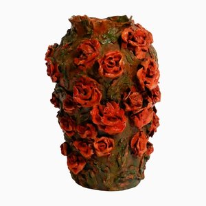 Vaso in argilla fatto a mano con rose rosse di Rosie Fridrin Rieger, 1918