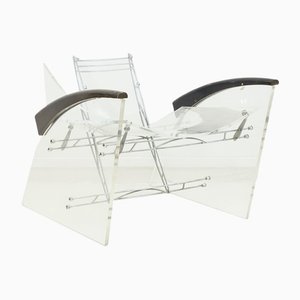 Silla de vidrio acrílico transparente con estructura de metal y reposabrazos de madera