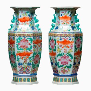 Passende chinesische Famille Rose Vasen, 19. Jh., 2er Set