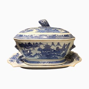 Antique Chinese Yongzheng Qianlong Porcelain Soup Tureen Set, 18th-Century, Set of 3