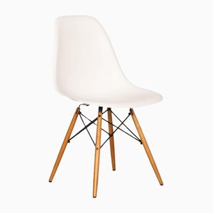 Weißer DSR Beistellstuhl aus Kunststoff & Holz von Eames für Vitra