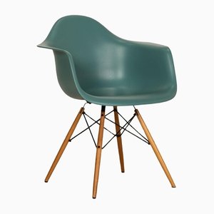 Türkiser DAW Armlehnstuhl aus Kunststoff & Holz von Eames für Vitra