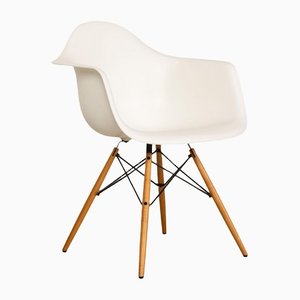 Weißer DAW Armlehnstuhl aus Kunststoff & Holz von Eames für Vitra