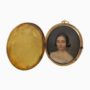 Miniatur-Goldanhänger mit Porträt einer Frau von Pierre Louis Bouvier, 2000er