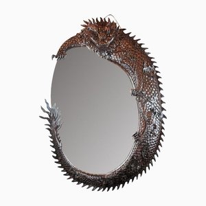Espejo grande con forma de dragón de madera de hierro finamente tallada, década de 1900