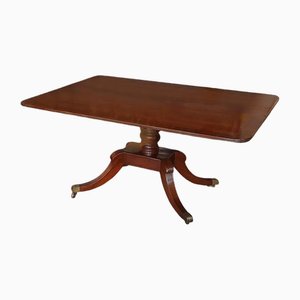 Mesa pedestal inclinable Regency de caoba con bandas cruzadas