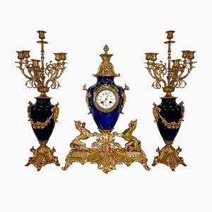Reloj y jarrones estilo Luis XVI de bronce dorado. Juego de 3