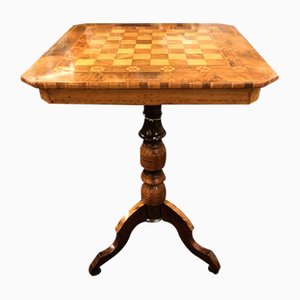 Antiker Spieltisch aus Nussholz