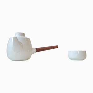 Teiera e tazza vintage in porcellana bianca e teak di Henning Koppel per Bing & Grondahl, anni '60, set di 2