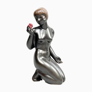 Figura de mujer con rosa de Jitka Forejtova para Keramia Znojmo, años 60